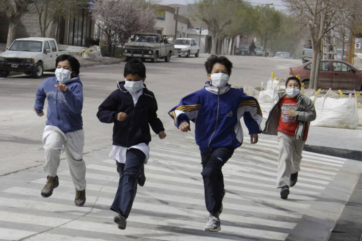 Chicos con barbijos a la salida del colegio, en Ingeniero Jacobacci