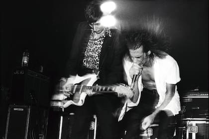 Chicos de al lado Rowland S. Howard y Nick Cave, en uno de los siempre vertiginosos conciertos de The Birthday Party.