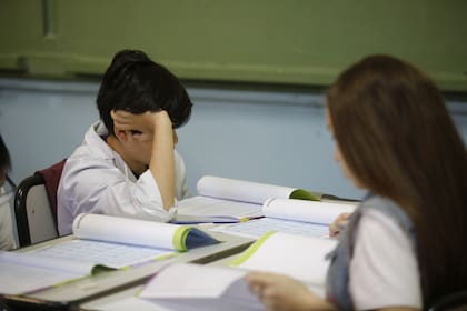 Chicos de la Escuela N° 9, estudiando en un día de paro docente