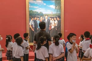 Chicos de una escuela en Pekín visitan una muestra sobre los cien años del PC de China en el Museo de Arte Nacional