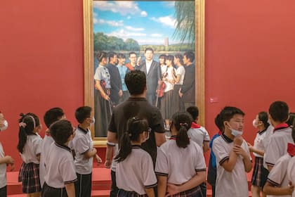 Chicos de una escuela en Pekín visitan una muestra sobre los cien años del PC de China en el Museo de Arte Nacional