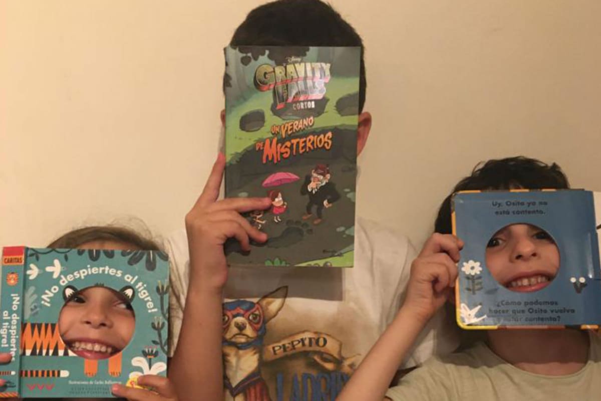 Chicos de vacaciones con ganas de leer