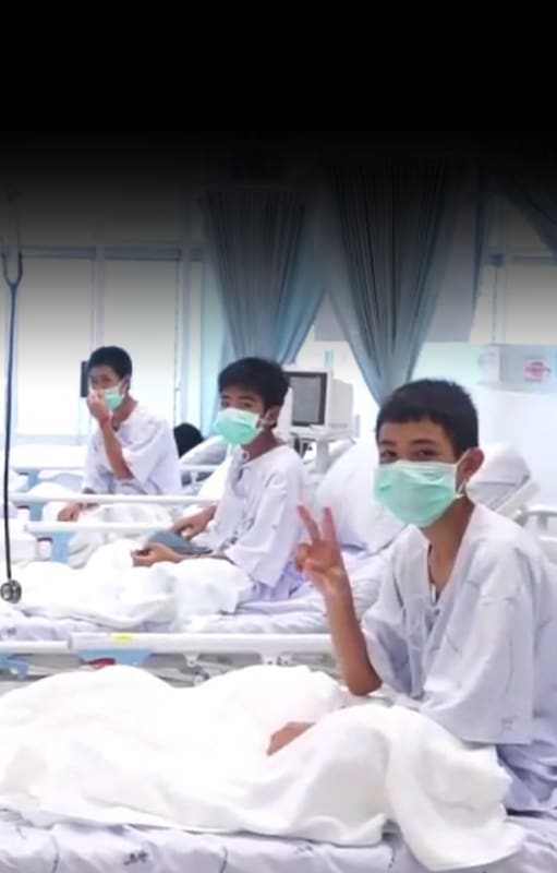 Chicos del equipo de fútbol "Wild Boars" que reciben tratamiento en un hospital en Chiang Ra, luego de ser rescatados