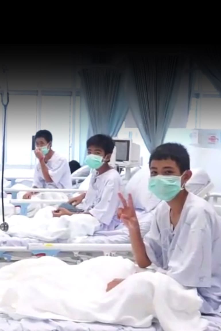 Chicos del equipo de fútbol "Wild Boars" que reciben tratamiento en un hospital en Chiang Ra, luego de ser rescatados