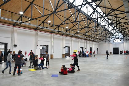 Chicos juegan en el nuevo espacio