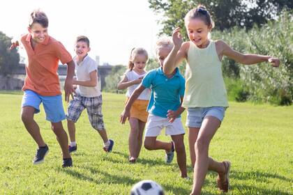 Chicos jugando a la pelota