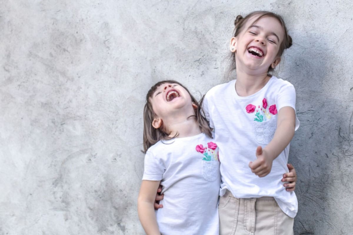 Chicos que ayudan a cuidar a sus hermanos: qué habilidad desarrollan, según la psicología