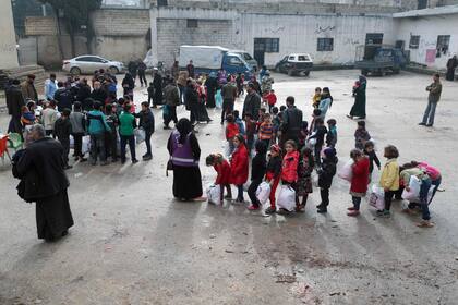 Chicos sirios en una antigua prisión convertida en campo de refugiados en la ciudad de Idlib