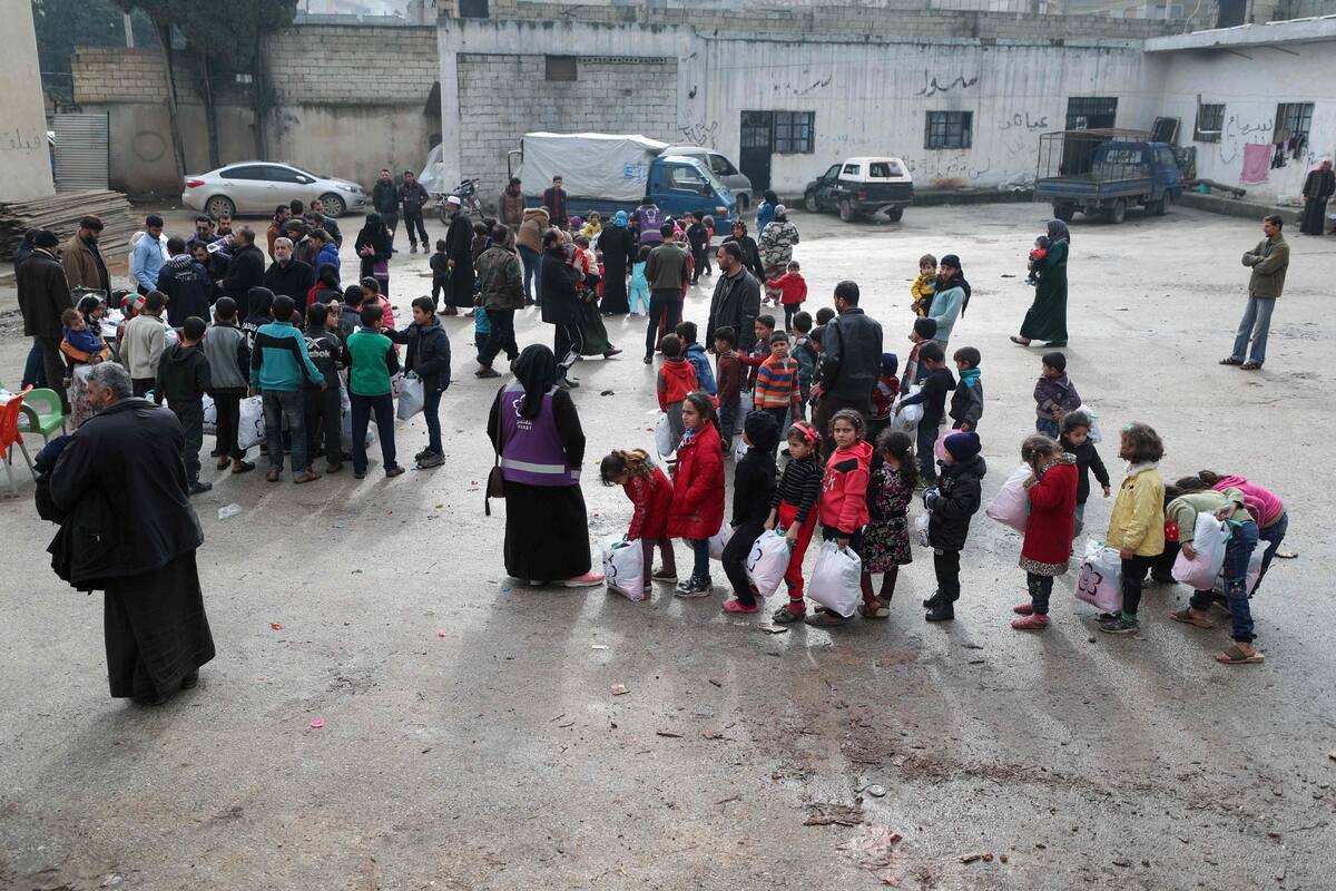 Chicos sirios en una antigua prisión convertida en campo de refugiados en la ciudad de Idlib