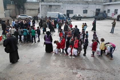 Chicos sirios en una antigua prisión convertida en campo de refugiados en la ciudad de Idlib