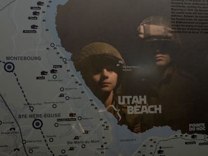Chicos vestidos de uniforme se reflejan en una pantalla sobre la Playa de Utha, en el Utah Beach Landing Museum in Sainte-Marie-du-Mont, Francia.