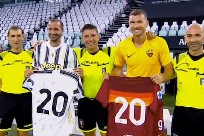 Chielini y Dzeko, los capitanes de ambos equipos, le obsequiaron una camiseta de cada club con el número 20 por la cantidad de temporadas en la que Rocchi fue árbitro profesional