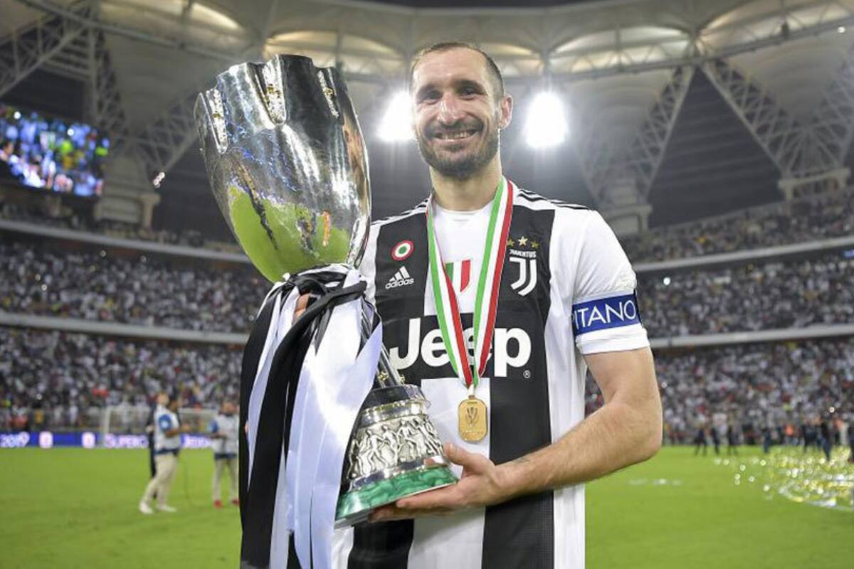 Chiellini, con la copa de campeón en Juventus