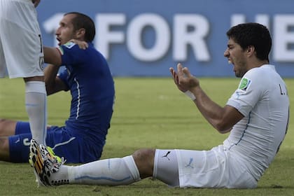 Mundial de Brasil 2014: Luis Suárez en el piso; a su lado, Giorgio Chiellini, a quien acaba de morderle el hombro