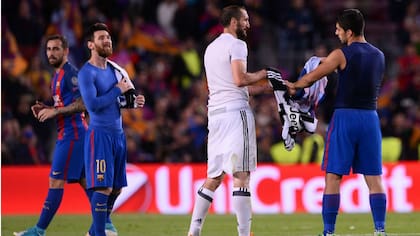 Chiellini y Suárez se cambian las camisetas, años más tarde, el italiano se refirió a la situación con el atacante y ahora podrían ser compañeros