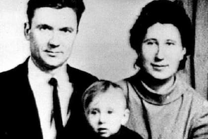 Chikatilo estaba casado y tenía dos hijos; cuando lo atraparon, en 1990, también se había convertido en abuelo
