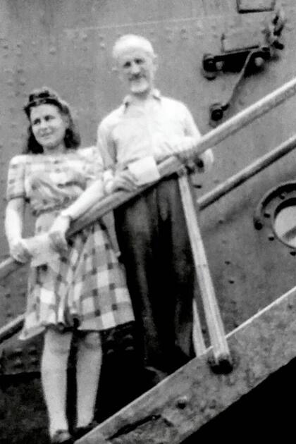 Chil Majer y su nuera Lola, esposa de Levi Lerman, en su llegada al puerto de Montevideo