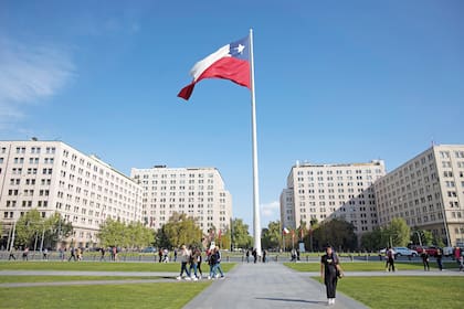 Chile: boric es despedido con acto masivo frente a La Moneda