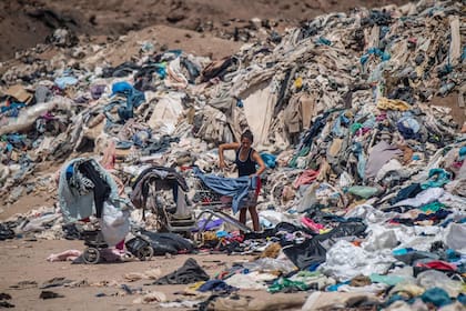 El desierto de Atacama, en Chile, se transformó en el “cementerio textil del planeta”