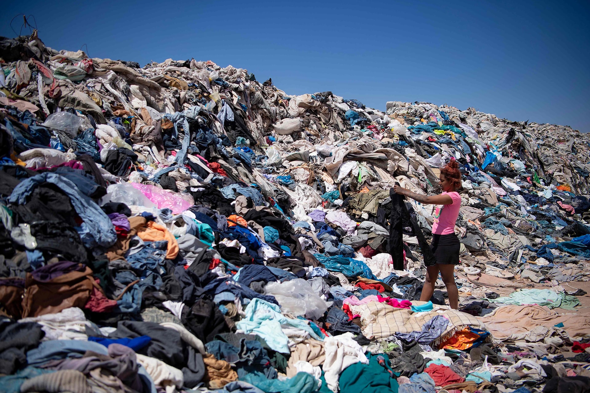 El desierto de Atacama, convertido en basurero clandestino de ropa usada -  LA NACION