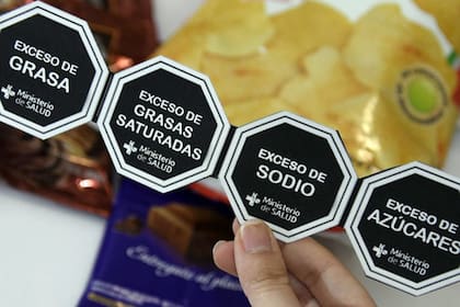 El modelo de octógonos se implementó en Chile, Uruguay y Perú; el sello advierte si hay un exceso de grasas, sodio, azúcares o calorías en alimentos y bebidas sin alcohol