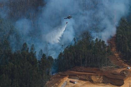 Chile entrega viviendas de emergencia mientras sigue el combate a incendios forestales