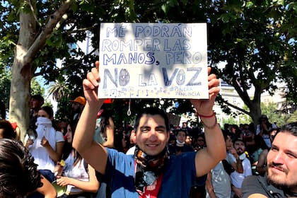 Chile, la calle habla a través de los carteles
