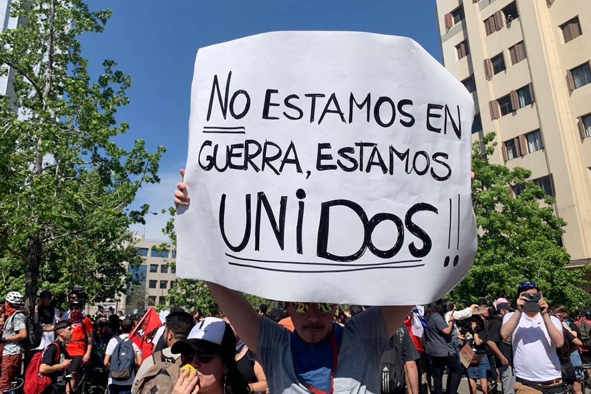 Chile, la calle habla a través de los carteles