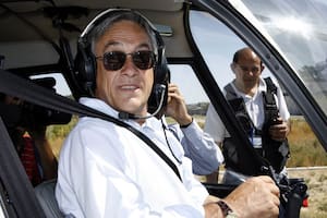 Chilean conservative presidential candidate Sebastian Pinera (C) from "Alianza por Chile" is seen on board his helicopter 15 January 2006 after voting in Santiago. Vote counting got underway in Chile Sunday afternoon following a run-off presidential election between Michelle Bachelet of the ruling center-left coalition and conservative Pinera. AFP PHOTO/STR (Photo by AFP)