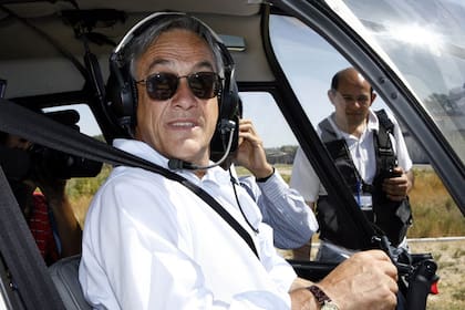 Sebastián Piñera a bordo de su helicóptero en 2006
