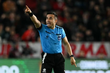 El árbitro chileno Piero Maza dirigirá esta tarde en el estadio de Huracán