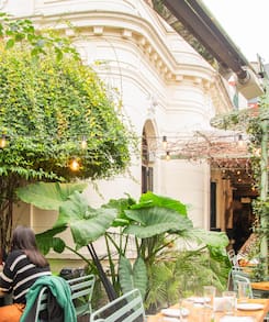 Quería un bar en el barrio de su infancia y recicló una histórica casona con jardín