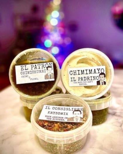 Chimichurri de fabricación artesanal en el puesto de comidas