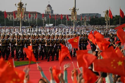 Guardias de honor del Ejército chino desfilan en la celebración del 100 aniversario del Partido Comunista, el 1 de julio de 2021