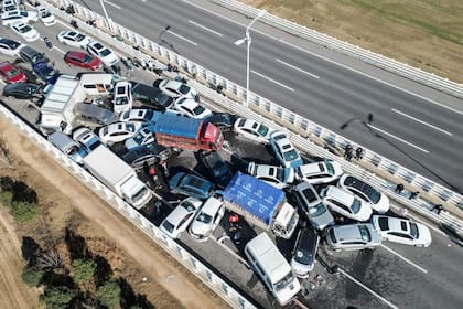 Colosal choque y tragedia: alrededor de 200 vehículos colisionaron sobre un puente chino y hay al menos una persona fallecida