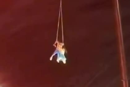 China: conmoción por la muerte de una trapecista tras caer al vacío durante un show en vivo.