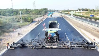 China construye su primera autopista sin mano de obra