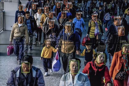 China cuenta con diversos sistemas de reconocimiento facial, y hace poco presentó una potente cámara para registrar rostros en medio de una multitud en un estadio