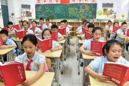 En China hace falta dedicar mucho tiempo y dinero a la educación de los niños para que puedan ser competitivos en la sociedad, una de las razones que explica la baja de la natalidad
