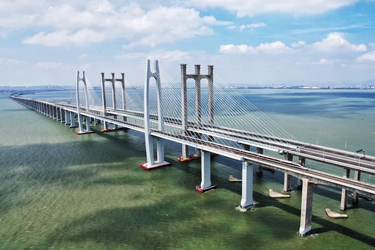 China estrenó el primer tren bala que pasa sobre el agua; alcanza los 300 km/h y tiene un rol geopolítico clave en la relación del gigante asiático con Taiwán