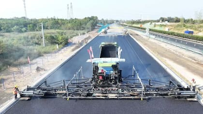 China hizo historia al repavimentar un tramo de 160 km de autopista usando maquinaria autónoma