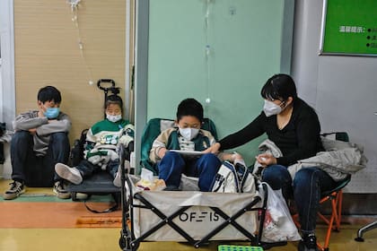 Unos niños reciben un goteo en un hospital infantil de Pekín el 23 de noviembre de 2023.