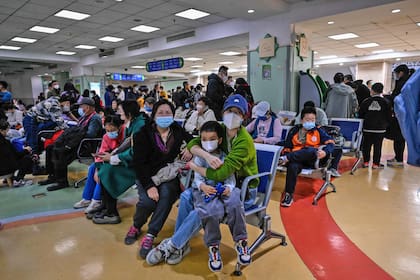 Hospitales pediátricos empiezan a estar desbordados por un brote de neumonía en el norte de China