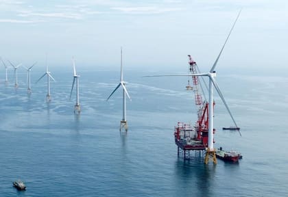 China instaló en una granja eólica marina en Pingtan la turbina más grande del mundo: el mástil tiene 152 metros de altura, las aspas tienen 123 metros de largo y puede generar 16 megawatts de electricidad
