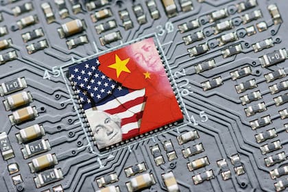 China quiere liderar en IA, pero hay un detalle: depende de tecnología de EE. UU. Los avances en la inteligencia artificial generativa tomaron desprevenidas a las empresas tecnológicas chinas. Las regulaciones de Pekín y una economía en recesión no están ayudando