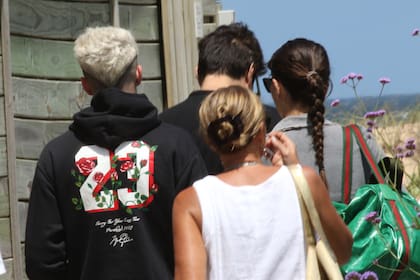 La imagen de Lauty Gram, Juan Manuel Cativa, la China Suárez y Marcela Riveiro ingresando al restaurante del parador