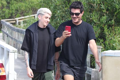 Lauty Gram, muy animado, junto a Juan Manuel Cativa, el estilista íntimo amigo de la China Suárez