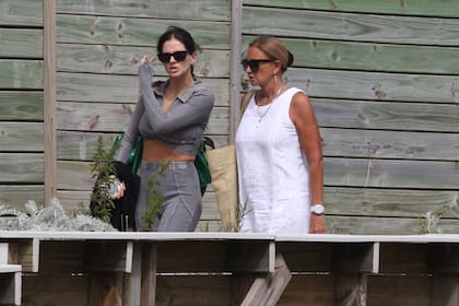 La China y su mamá, las dos con anteojos de sol, disfrutaron del mediodía en el parador de Playa Brava, en la parada diez