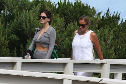 La China Suárez cruzó la rambla y llegó hasta el parador junto a su mamá, Marcela Riveiro