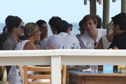 La China Suárez y Lauty Gram compartieron el almuerzo nuy animados con familia y amigos